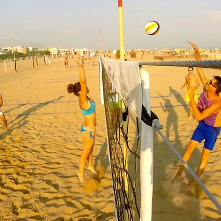 Lovely Flat In A Building Surrounded By Garden *